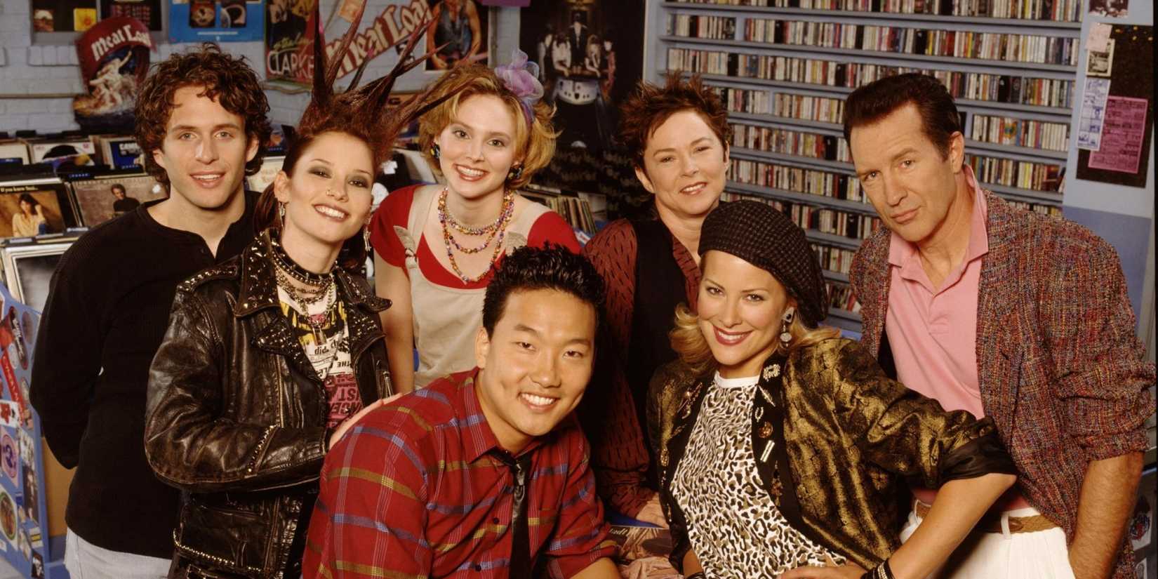 The cast That 80s Show gathered together and smiling.