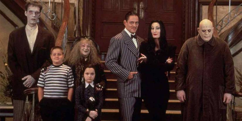 A família reunida na escada em A Família Addams