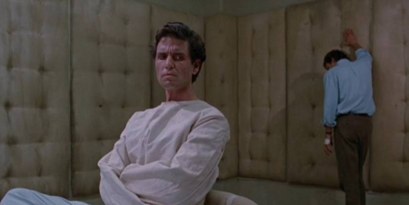 Chris Sarandon em um colete de força em The Resurrected