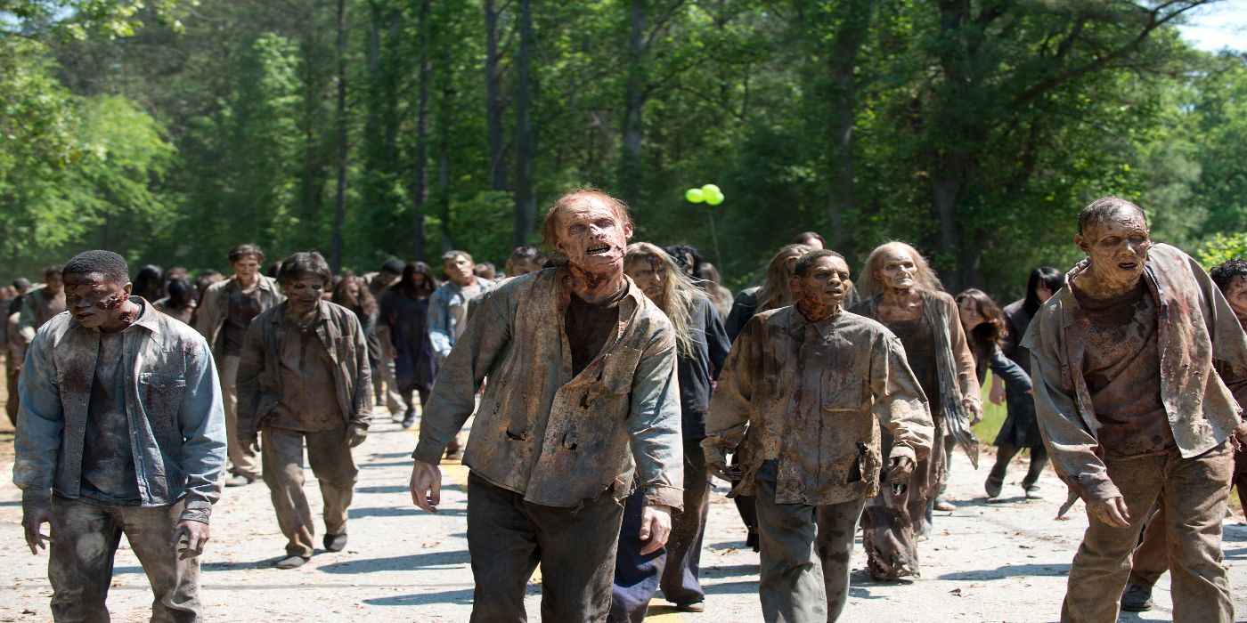 A horde of zombies walking menacingly in The Walking Dead