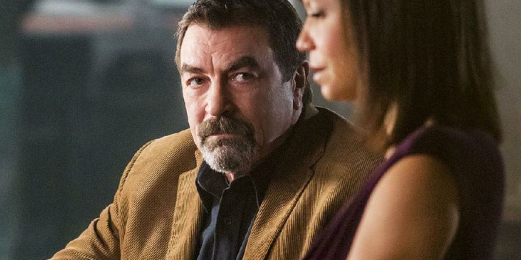 Tom Selleck as Jesse Stone drinking at a bar with a woman