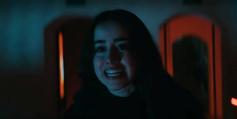 Вирджиния смотрит на Анжелу, раскрывая свою истинную личность.