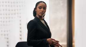 Yaya DeCosta as Andrea looking on in The Lincoln Lawyer season 2