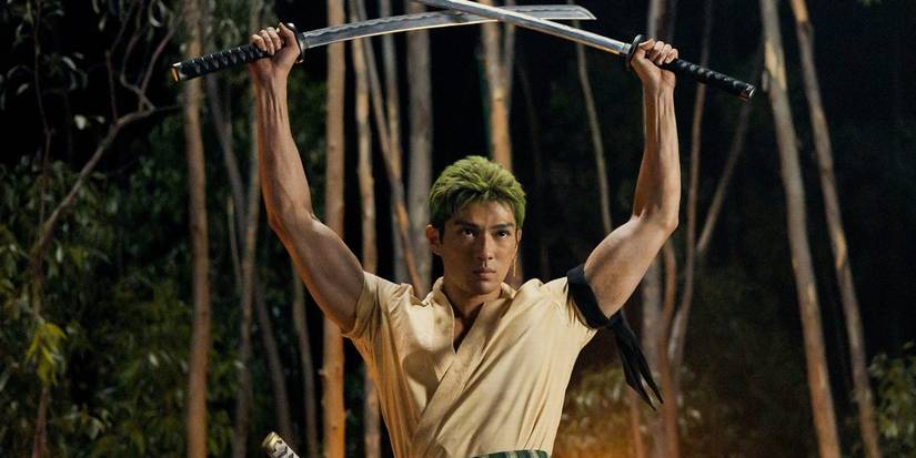 Mackenyu as Roronoa Zoro holding up his katanas in Netflix's One Piece live-action show.