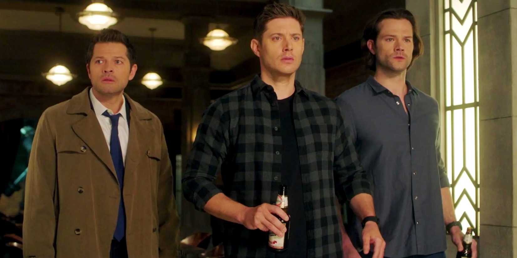 Castiel, Dean e Sam no bunker dos Homens de Letras em Supernatural.