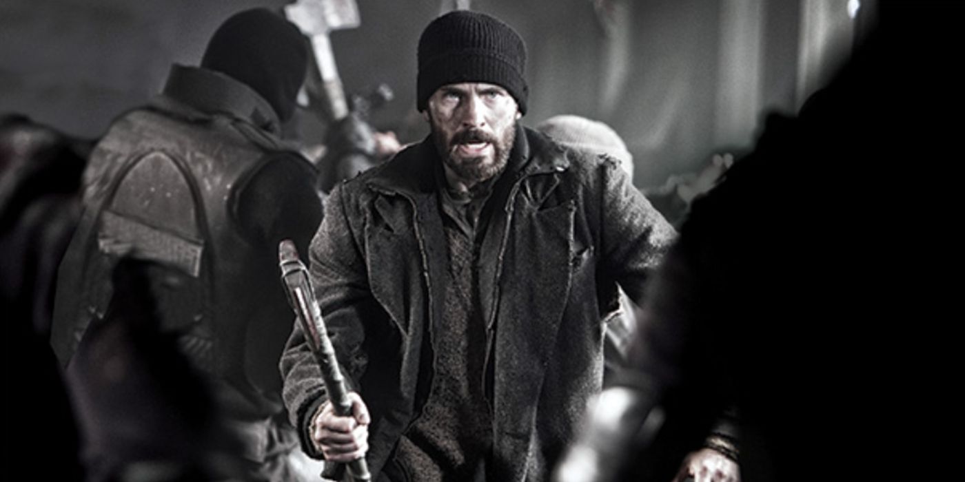 Chris Evans segurando um machado e parecendo zangado em Snowpiercer.