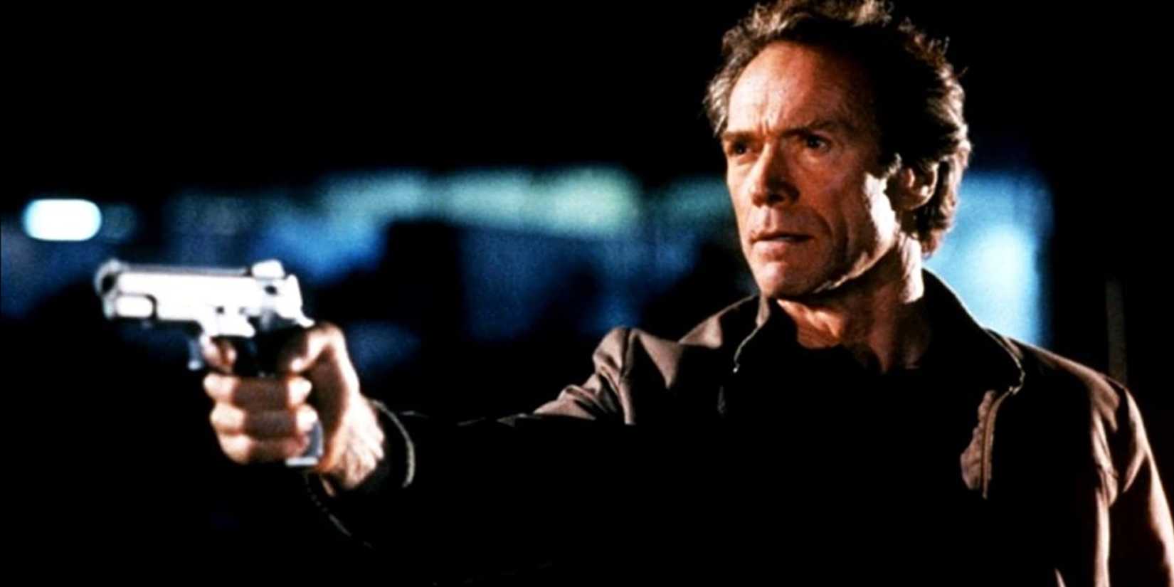 Clint Eastwood como Nick Pulovski com uma arma em The Rookie