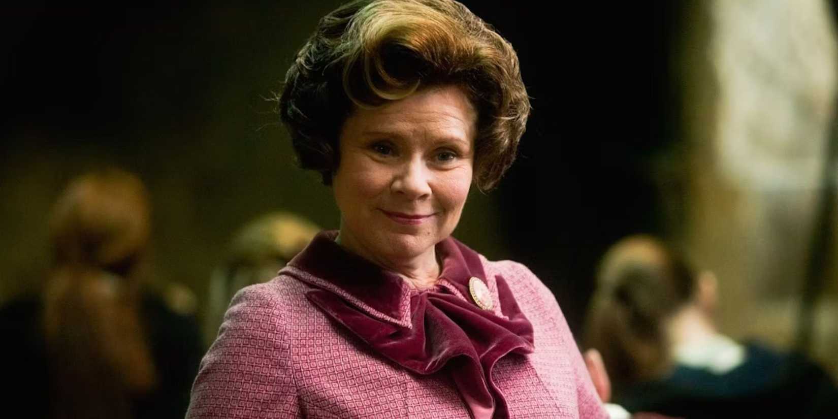 Dolores Umbridge sorrindo levemente em uma sala de aula em Harry Potter e a Ordem da Fênix.
