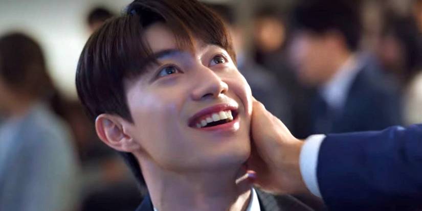 Джан Хэн-со улыбается, глядя на кого-то в "Винченцо".