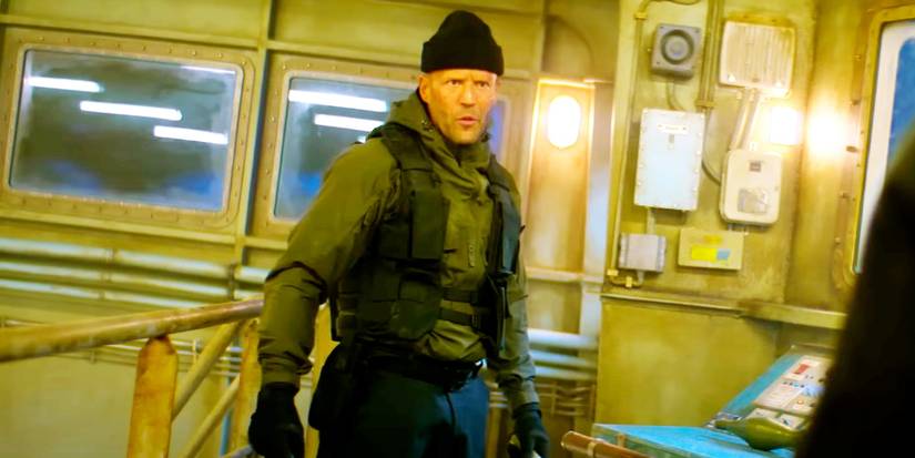 Jason Statham as Lee Christmas holding knives in his hands in The Expendables 4.