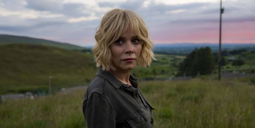 Marcella disfarçada com cabelo loiro na terceira temporada de Marcella.