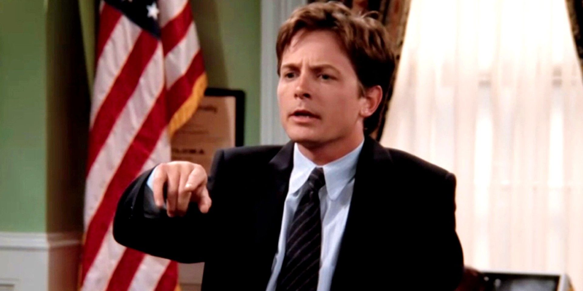 Michael J. Fox wskazujący na coś w Spin City