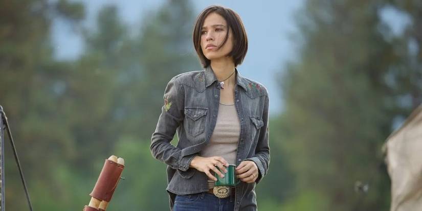 Monica Dutton (Kelsey Asbille) em pé com uma xícara em Yellowstone