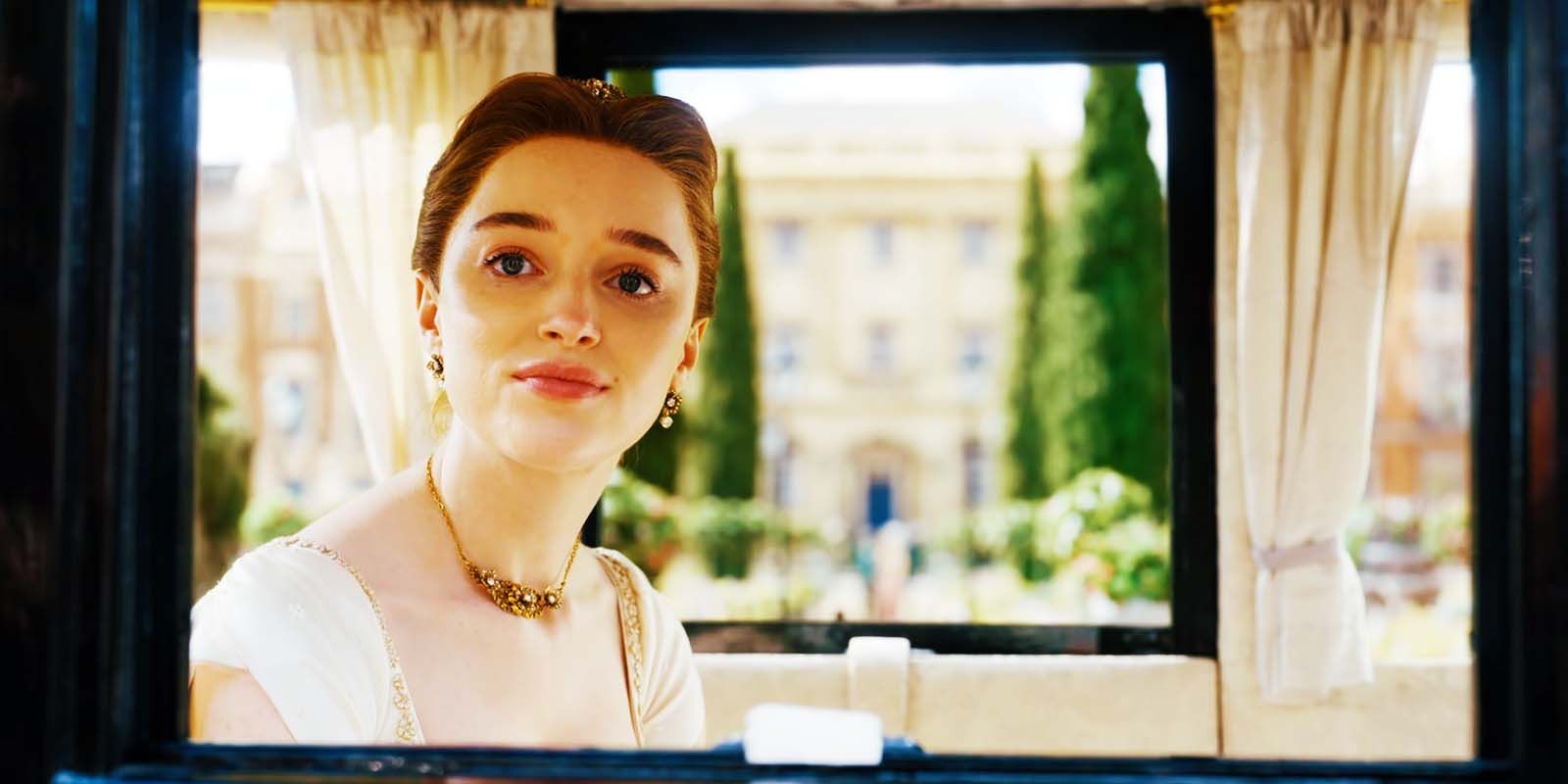 Phoebe Dynevor as Daphne Basset Looking Out a Carriage Window in Bridgerton season 2 episode 1