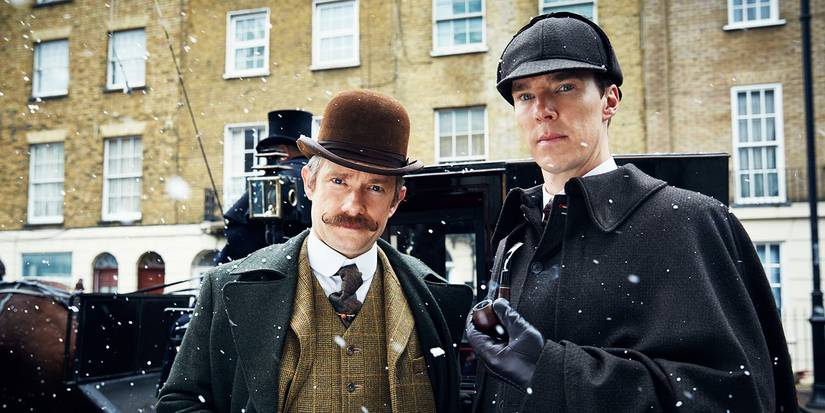 Sherlock dan Holmes mengenakan kostum periode di depan kereta di Sherlock