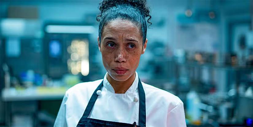 Carly sieht in der Küche in Boiling Point gestresst aus