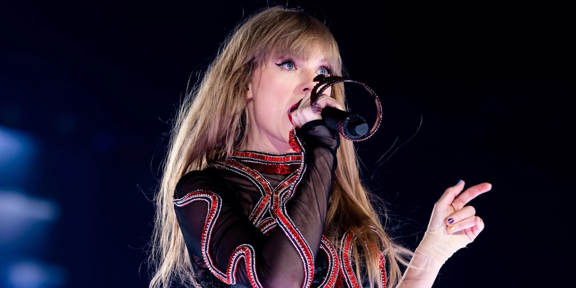 Taylor Swift cantando no documentário Eras Tour Concert