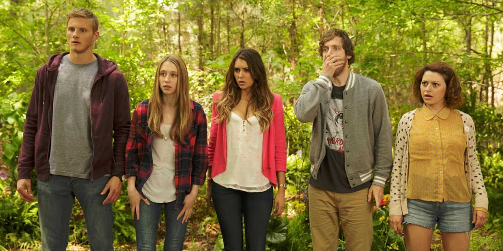 Um grupo de cinco adolescentes chocados na floresta em The Final Girls