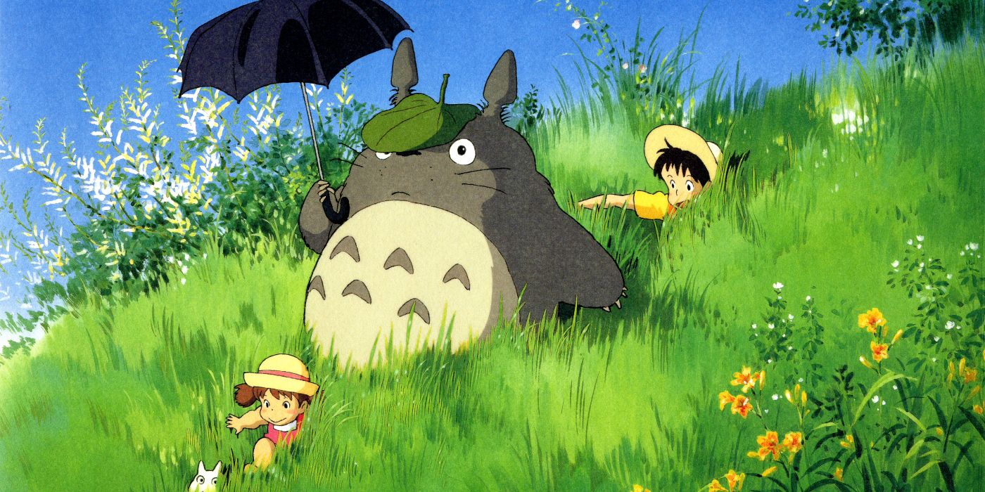 Totoro insieme a Mei e Satsuki camminano attraverso un prato