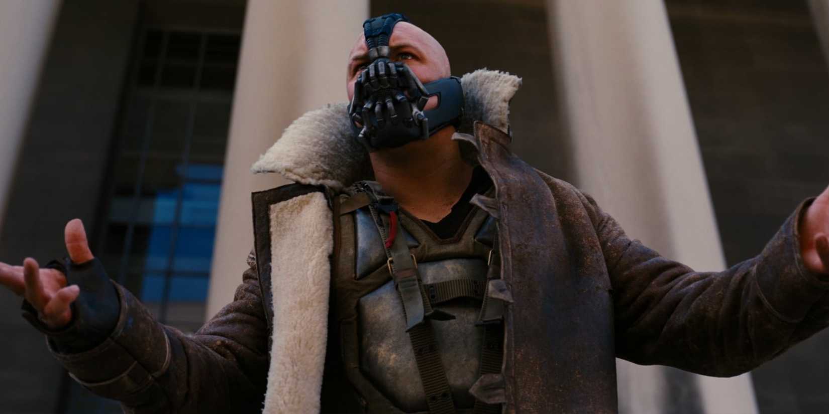 Bane (Tom Hardy) aborda o povo de Gotham no Cavaleiro das Trevas
