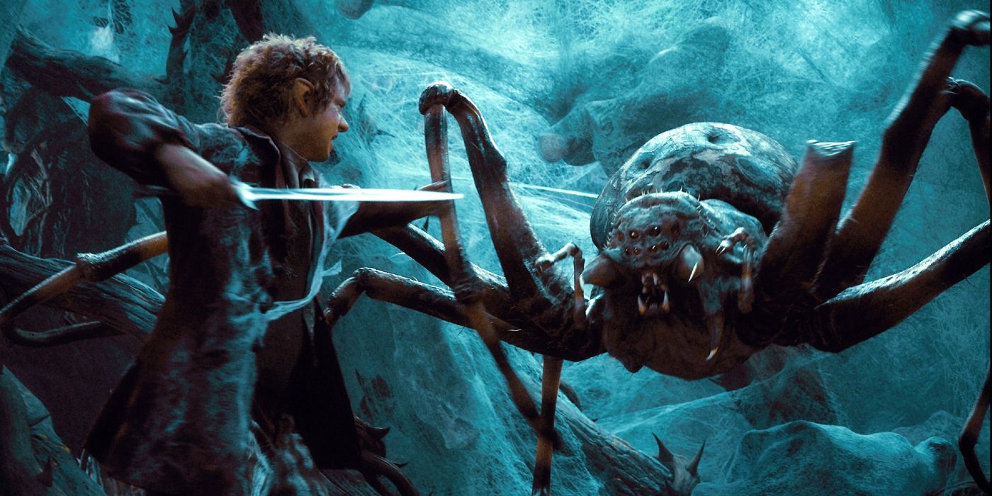 Bilbo erguendo sua espada contra as aranhas da Floresta das Trevas em O Hobbit: A Desolação de Smaug