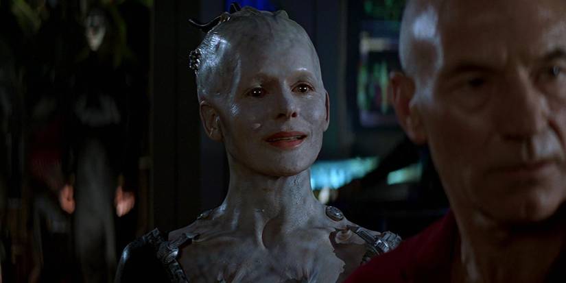 A Rainha Borg, satisfeita; Picard em primeiro plano desfocado