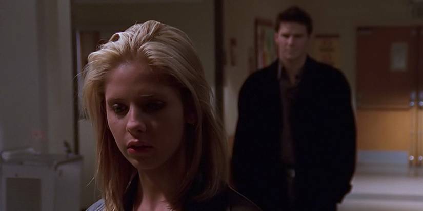 Buffy e Angel em cena do episódio 'I Only Have Eyes For You'.