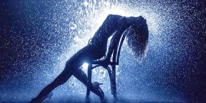 Jennifer Beals como Alex na icônica cena da chuva em Flashdance
