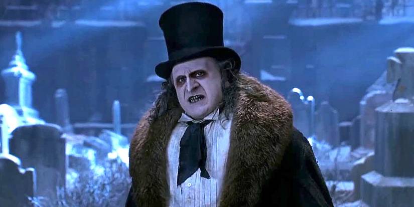 Danny DeVito como Penguin em Batman retorna em um cemitério