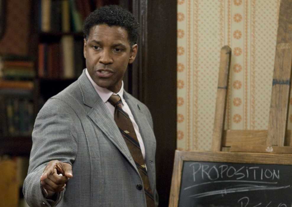 Denzel Washington as Melvin B. Tolson pointing at students in The Great Debaters
