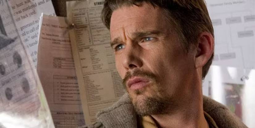Ethan Hawke olhando papéis em Sinistro
