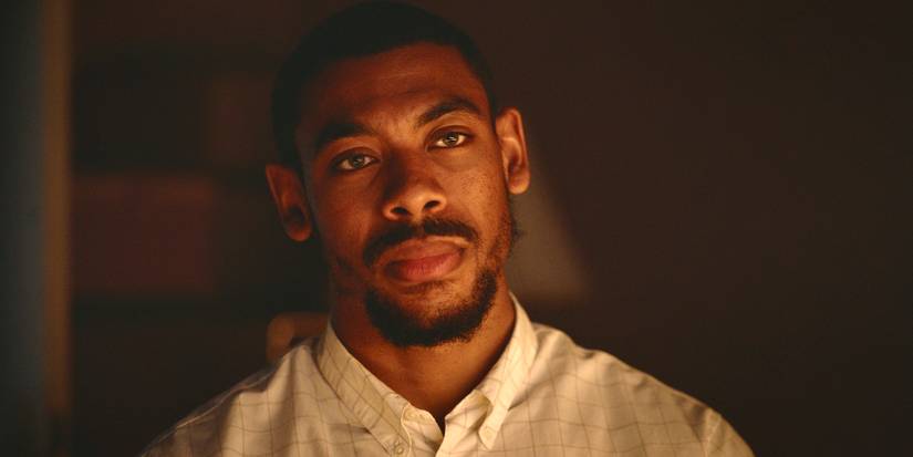 Эйрон Пир в фильме "Foe", серьезно смотрит