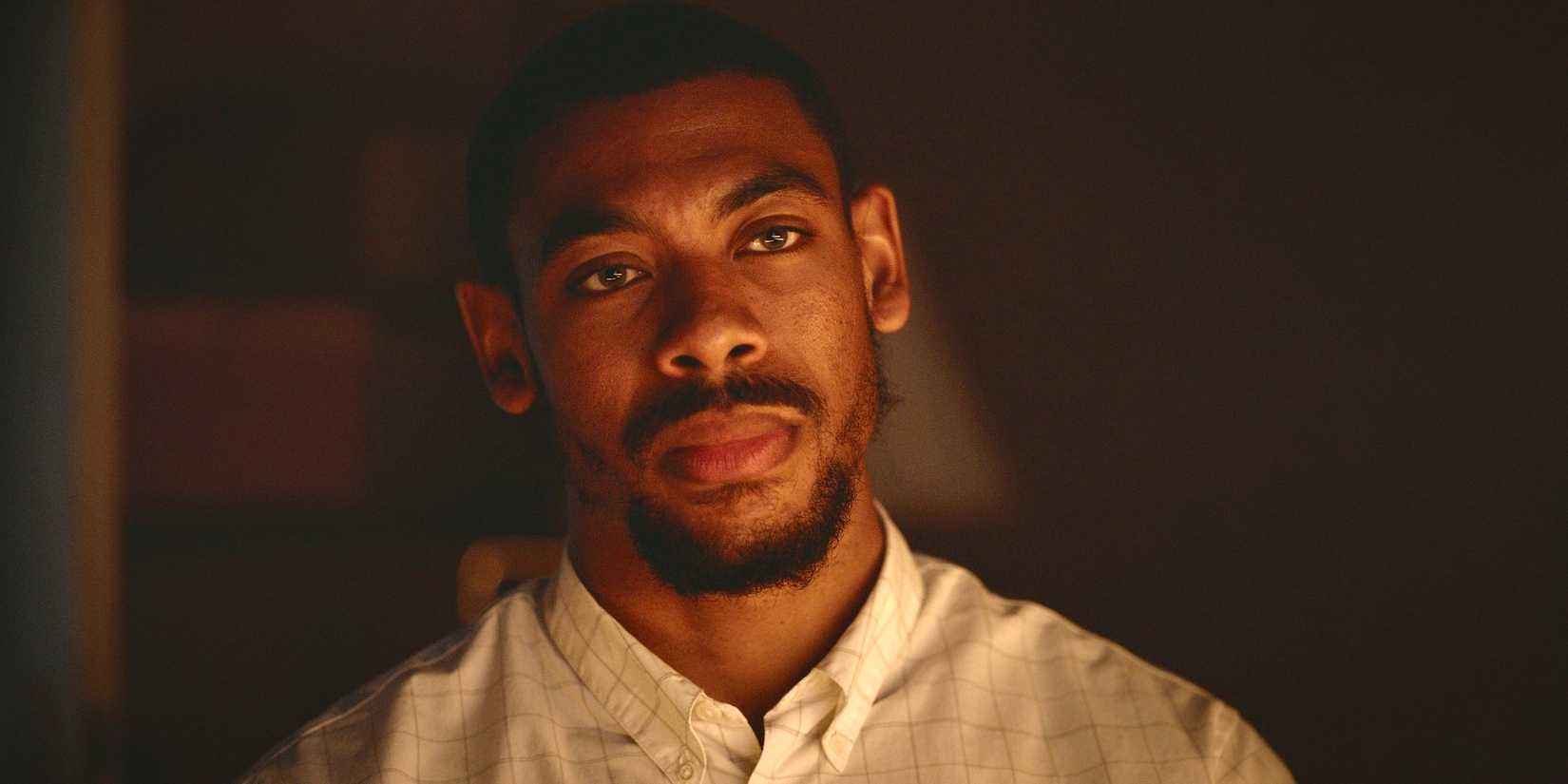 Aaron Pierre em Foe com expressão séria