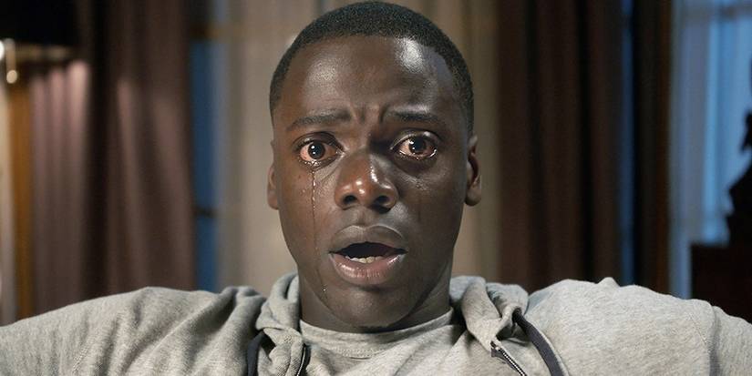 Chris (Daniel Kaluuya) em lágrimas em uma cena de Corra!.