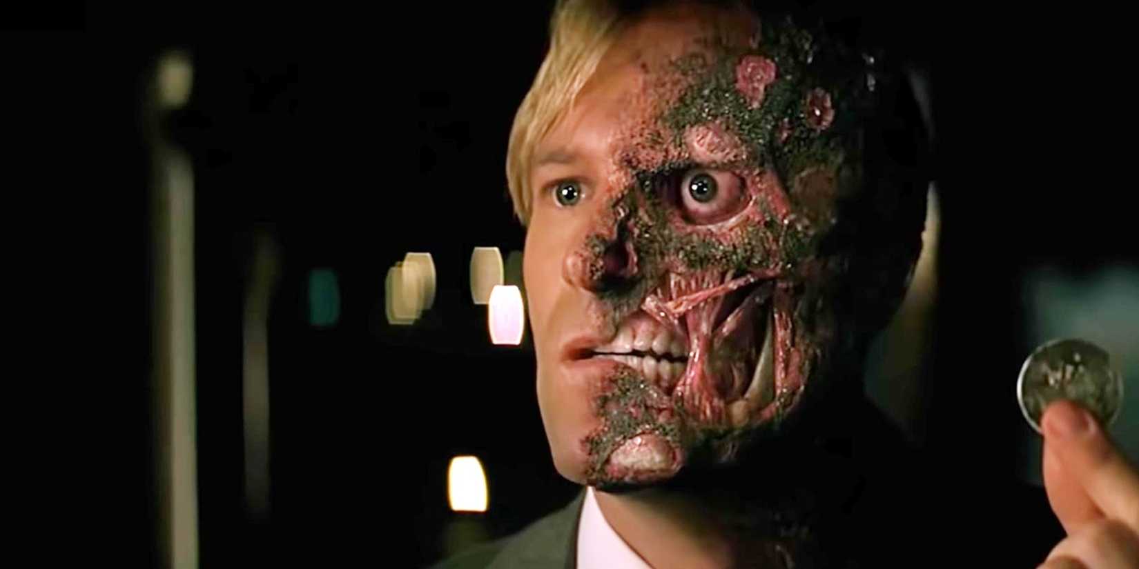 Aaron Eckhart como Harvey Dent em O Cavaleiro das Trevas (2008) prestes a jogar uma moeda