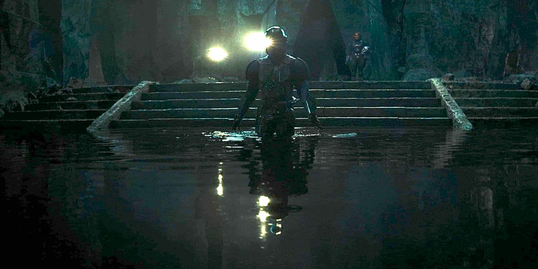 Din Djarin se banha nas Águas Vivas nas minas de Mandalore na terceira temporada de The Mandalorian