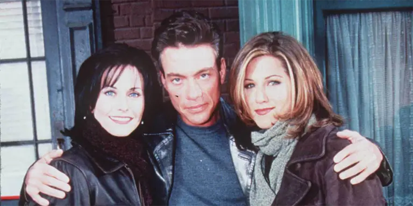 Jean-Claude Van Damme com Courteney Cox e Jennifer Aniston em Friends