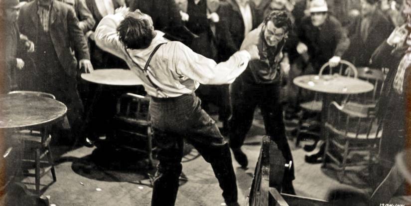 John Wayne lutando em The Spoilers.