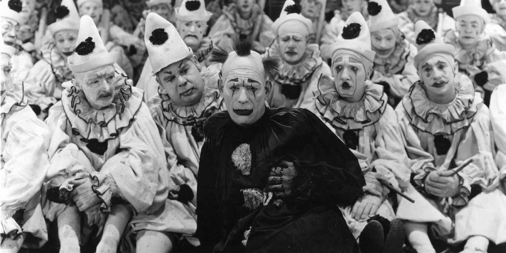 Lon Chaney circondato da clown in He Who Gets Slapped