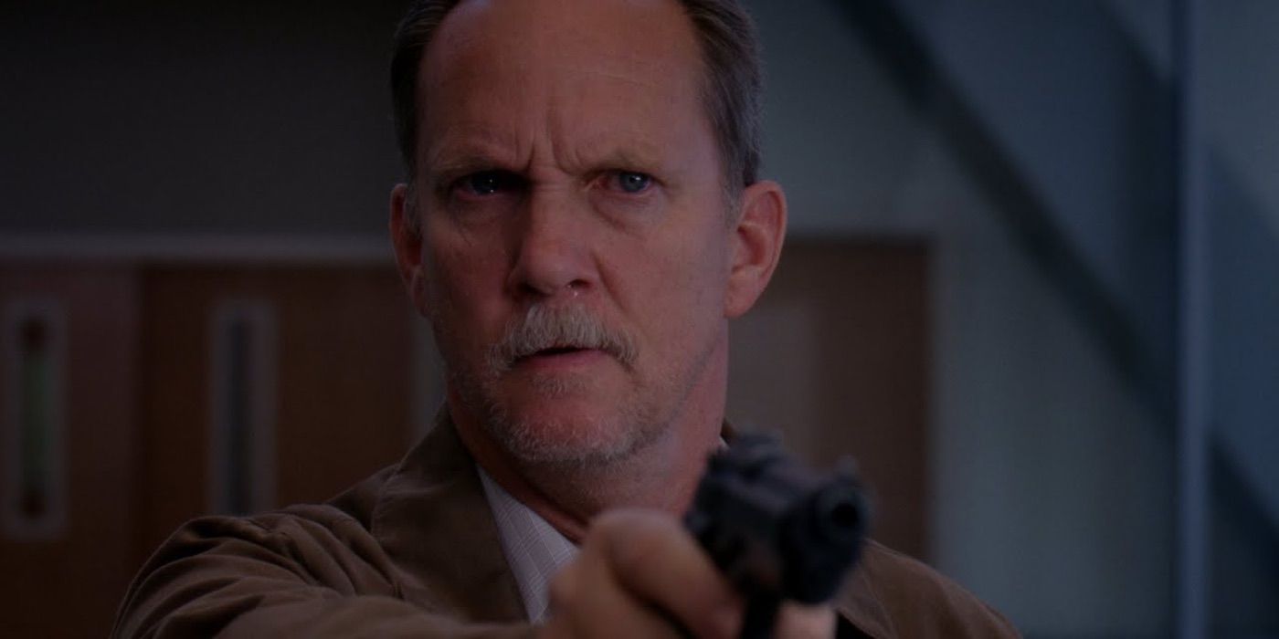 Gary Clark holds a gun in the Grey's Anatomy episode 