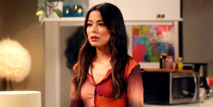 Miranda Cosgrove as Carly in iCarly Season 3 reboot