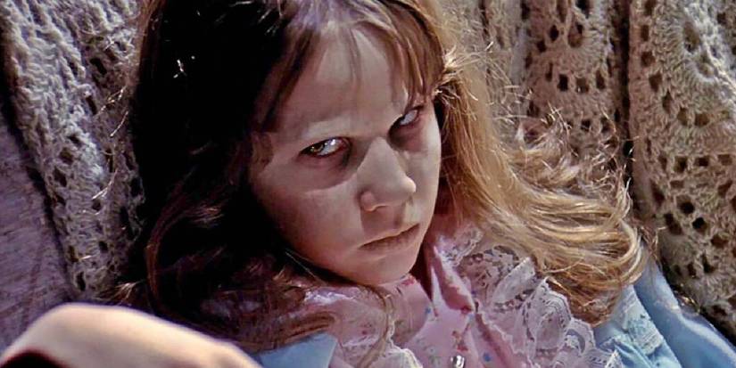 Uma Regan MacNeil (Linda Blair) possuída olha para a câmera em O Exorcista