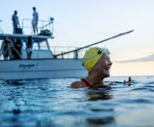 Эннет Бене, плавающая в фильме "Ниад"