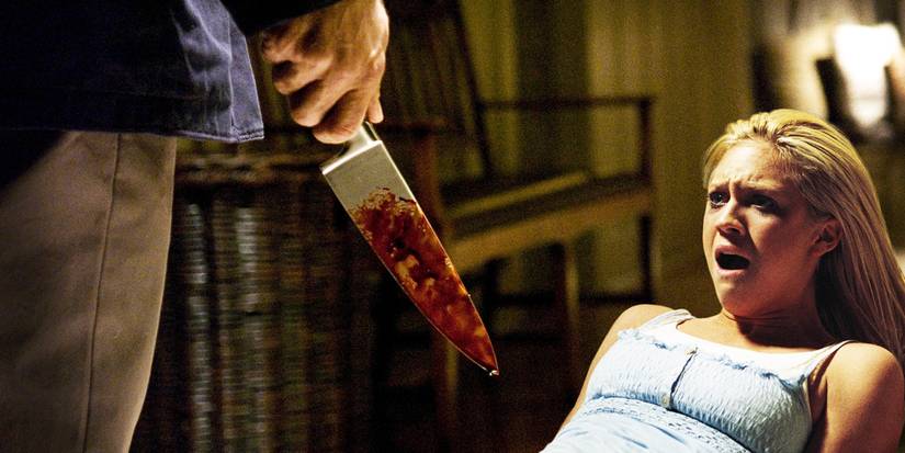 Homem em pé sobre uma garota segurando uma faca ensanguentada em Baile da Morte 2008