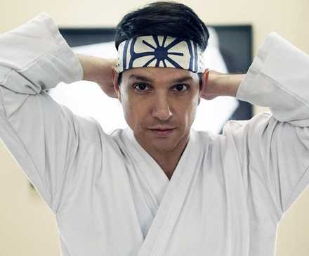 Ральф Макчио в роли Дэниела ЛаРуссо, надевает бандану Miyagi-Do в "Кобра Кай"