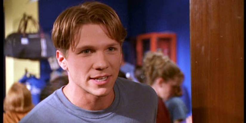 Riley Finn em frente a uma porta em Buffy, a Caça-Vampiros.