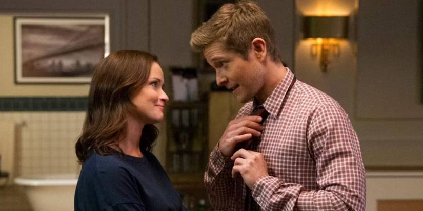 Rory sorri para Logan enquanto ele ajeita a gravata no episódio "Inverno" de Gilmore Girls: Um Ano na Vida