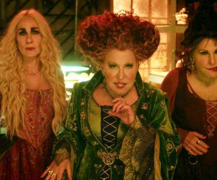 Сара, Мэри и Винифред в их колдовстве в "Хокус Покус 2"