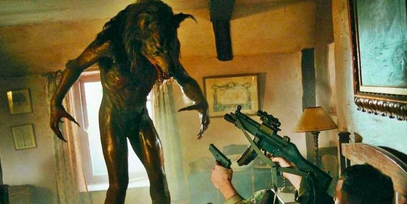Soldados apontam armas para um lobisomem em Dog Soldiers