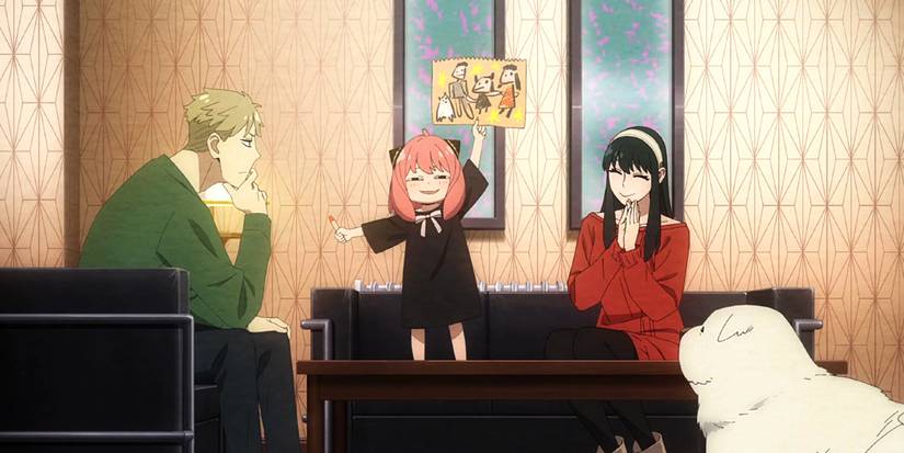 The counterfeiters sit in their living room. On the left, Loid looks at Anya interviewed. In the middle, standing on the sofa, Anya proudly holds the art she has made of their family. On the right, you are happy to admire Anya's work. 